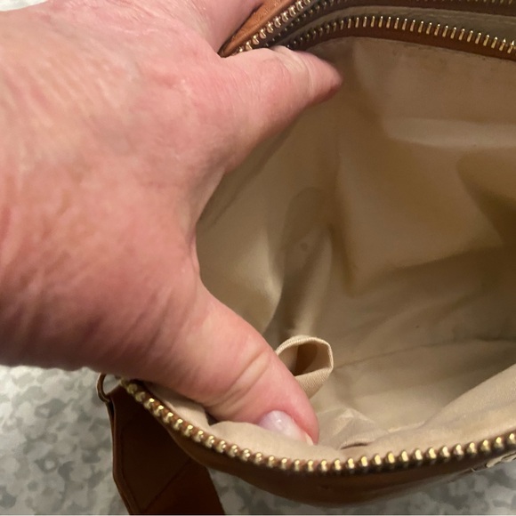 Elegant Tan Handbag - Picture 4 of 7